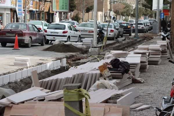 ناایمن شده پیاده رو خیابان بهشتی کرمان با اجرای پروژه «بی آر تی»