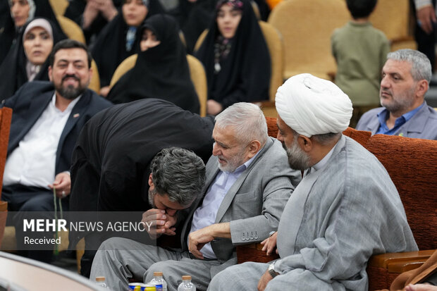 آیین رونمایی کتاب «شاخه طوبی»
