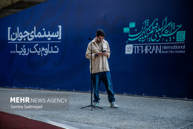 سومین روز <a href='https://sayeb.ir/tag/%d8%ac%d8%b4%d9%86%d9%88%d8%a7%d8%b1%d9%87-%d8%a8%db%8c%d9%86%d8%a7%d9%84%d9%85%d9%84%d9%84%db%8c-%d9%81%db%8c%d9%84%d9%85-%da%a9%d9%88%d8%aa%d8%a7%d9%87-%d8%aa%d9%87%d8%b1%d8%a7%d9%86'></div>جشنواره بین‌المللی <a href='https://sayeb.ir/tag/%d9%81%db%8c%d9%84%d9%85-%da%a9%d9%88%d8%aa%d8%a7%d9%87'>فیلم کوتاه</a> تهران</a>