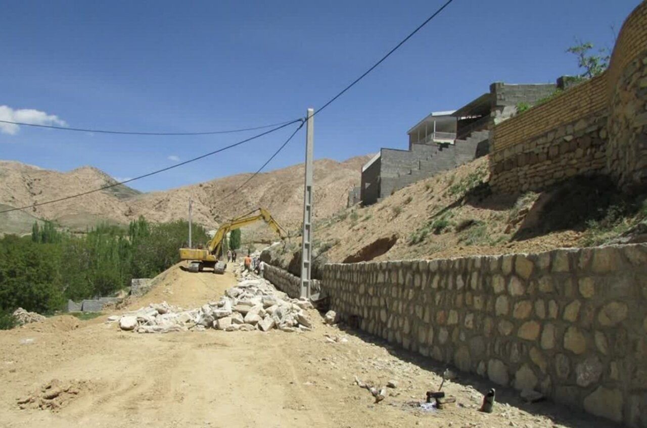 اجرای دیوار سنگی برای کاهش خطر سیلاب در روستای دشت‌بو در دامغان