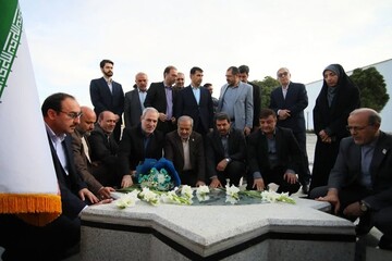 وزیر آموزش و پرورش به مقام شامخ شهدا در همدان ادای احترام کرد