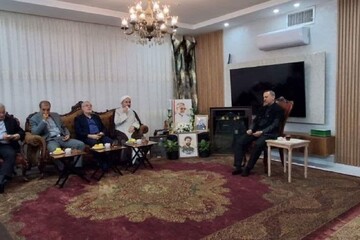 قائم‌مقام وزیر کشور با خانواده شهید ظریفی در مشهد دیدار کرد