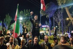 شیروانی‌ها ایستاده در میدان اقتدار در قرار ۲۳۴