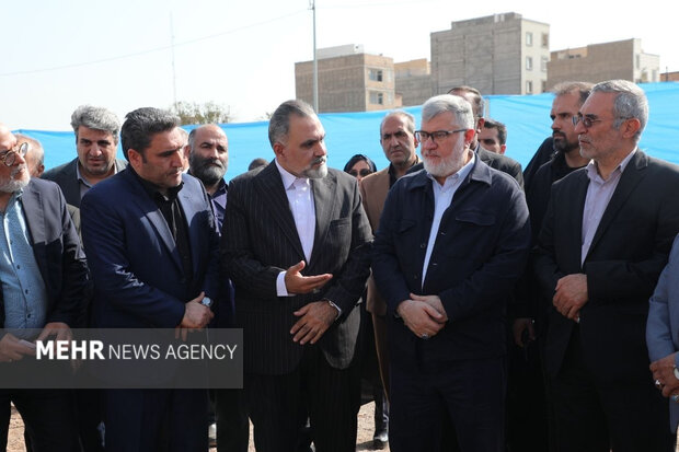 کلنگ مدرسه ۹ کلاسه فرون‌آباد با ۲۰ میلیارد تومان اعتبار به زمین خورد