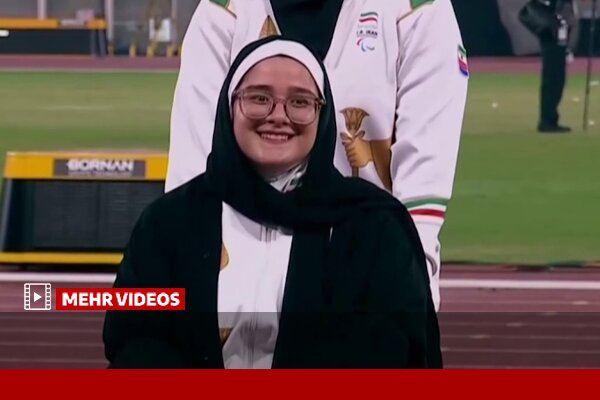 لحظه دریافت مدال نقره بازی های آسیایی توسط آتنا محمدی‌ها
