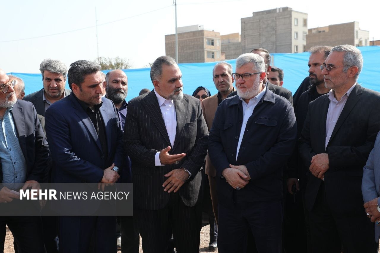 کلنگ مدرسه ۹ کلاسه فرون‌آباد با ۲۰ میلیارد تومان اعتبار به زمین خورد