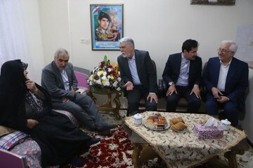 دیدار وزیر ارشاد با خانواده شهید احمد گریوانی