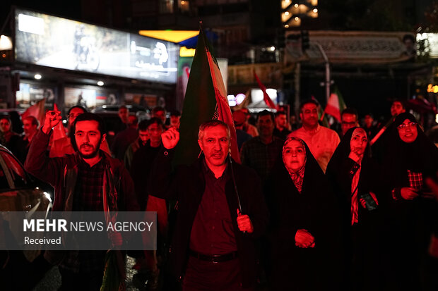 رونمایی از بیلبورد متفاوت میدان تجریش؛ <a href='https://sayeb.ir/tag/%d8%aa%d8%b1%d8%a7%d9%85%d9%be'></div>ترامپ</a> زندانی شد!