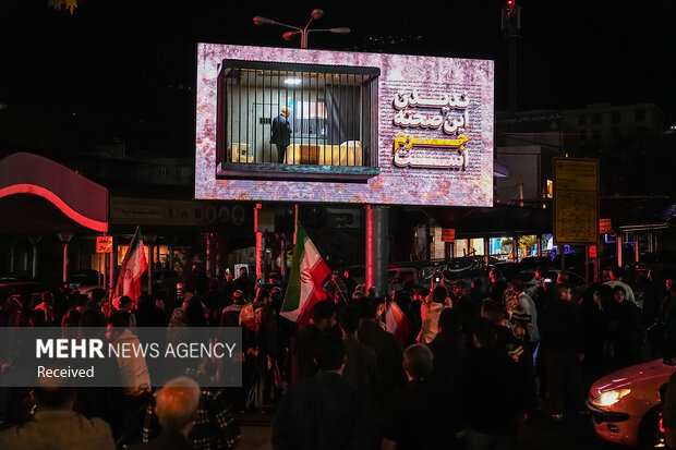 رونمایی از بیلبورد متفاوت میدان تجریش؛ <a href='https://sayeb.ir/tag/%d8%aa%d8%b1%d8%a7%d9%85%d9%be'></div>ترامپ</a> زندانی شد!