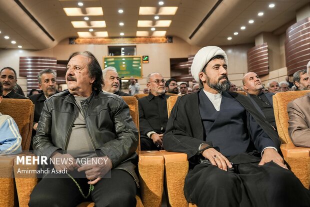 تجلیل از <a href='https://sayeb.ir/tag/%d9%85%d8%ac%db%8c%d8%af-%d9%85%d8%ac%db%8c%d8%af%db%8c'></div>مجید مجیدی</a> در جوار بارگاه منور رضوی