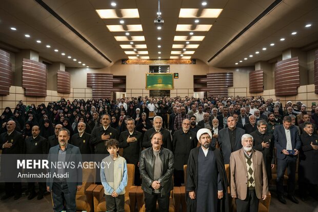 تجلیل از <a href='https://sayeb.ir/tag/%d9%85%d8%ac%db%8c%d8%af-%d9%85%d8%ac%db%8c%d8%af%db%8c'></div>مجید مجیدی</a> در جوار بارگاه منور رضوی