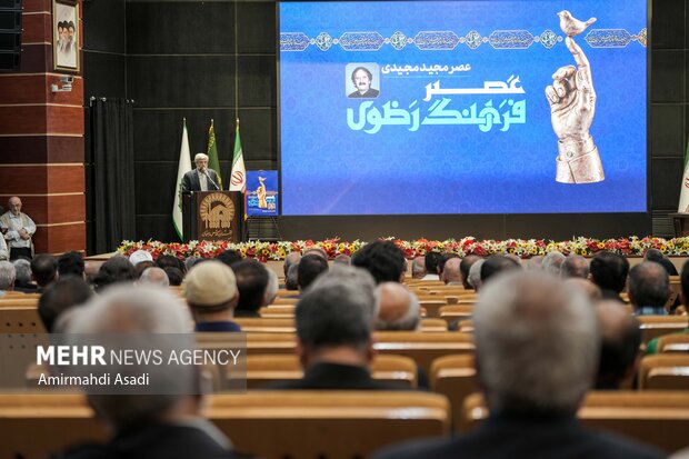 تجلیل از <a href='https://sayeb.ir/tag/%d9%85%d8%ac%db%8c%d8%af-%d9%85%d8%ac%db%8c%d8%af%db%8c'></div>مجید مجیدی</a> در جوار بارگاه منور رضوی