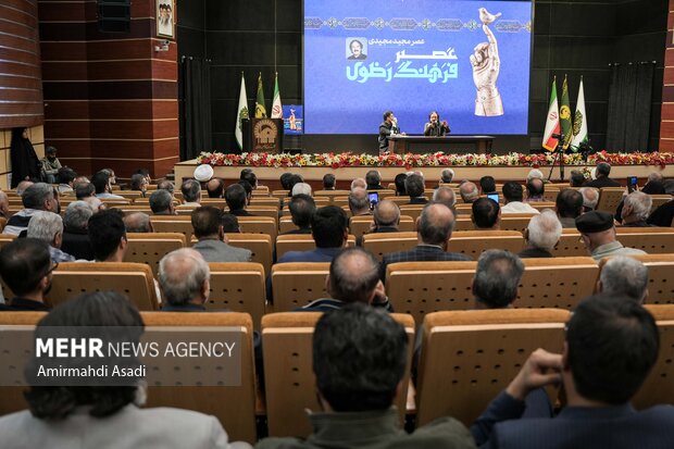 تجلیل از <a href='https://sayeb.ir/tag/%d9%85%d8%ac%db%8c%d8%af-%d9%85%d8%ac%db%8c%d8%af%db%8c'></div>مجید مجیدی</a> در جوار بارگاه منور رضوی