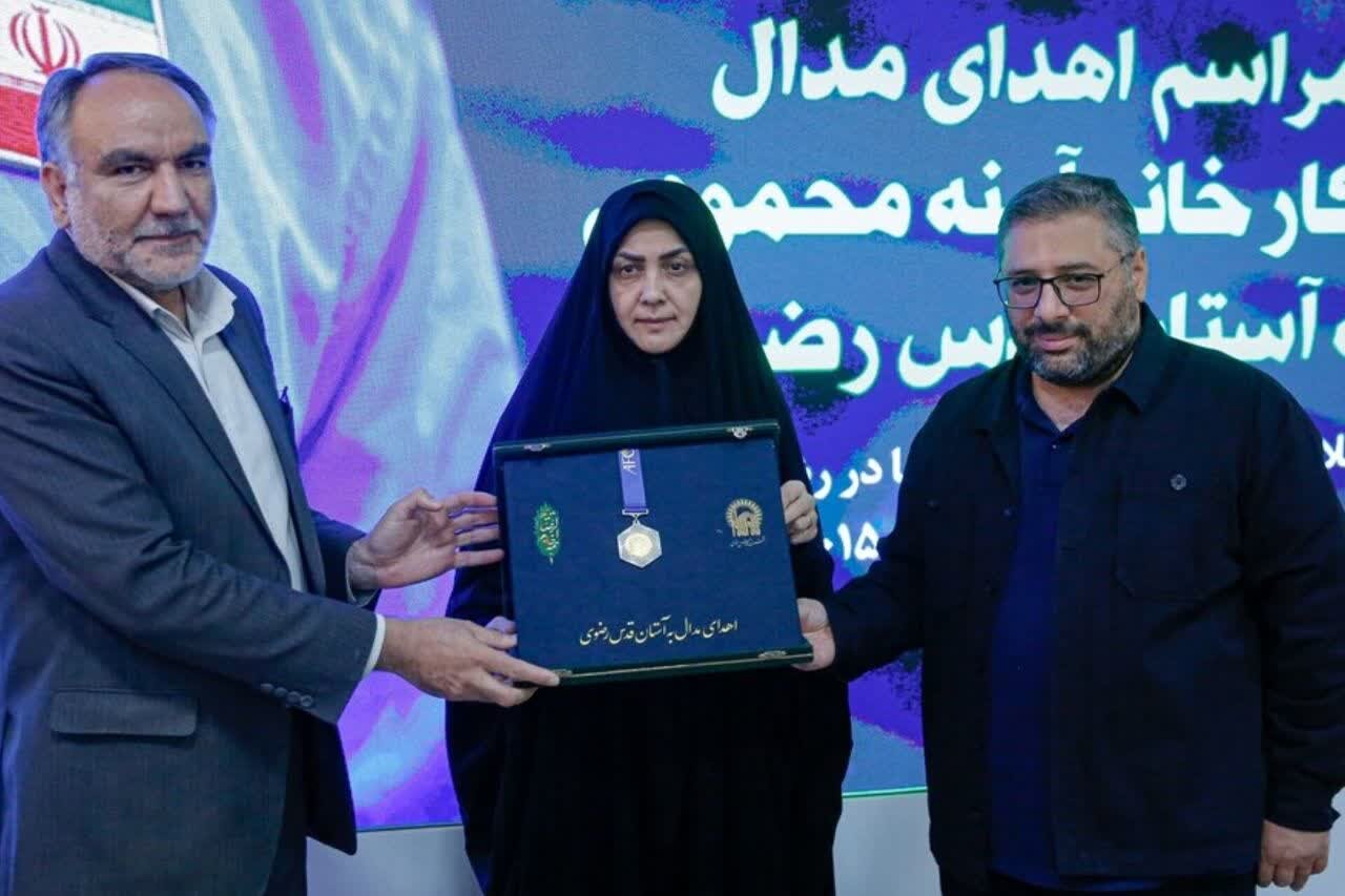 اهدای مدال مربی تیم ملی فوتسال بانوان به آستان قدس رضوی