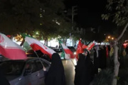 خروش جانفدایان شهرک شهید رجایی مشهد در زنجیره انسانی شبانه