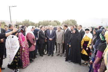 وزیر جهاد کشاورزی با استقبال مردم وارد طارم سفلی شد