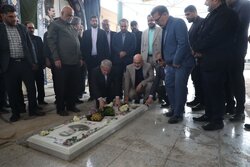 وزیر میراث فرهنگی به شهید تنگسیری ادای احترام کرد