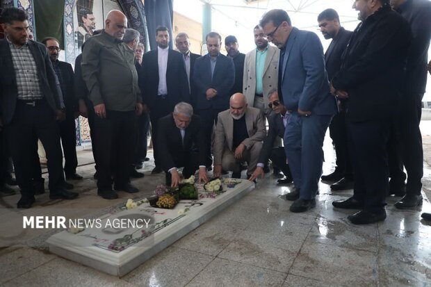 وزیر میراث فرهنگی به شهید تنگسیری ادای احترام کرد