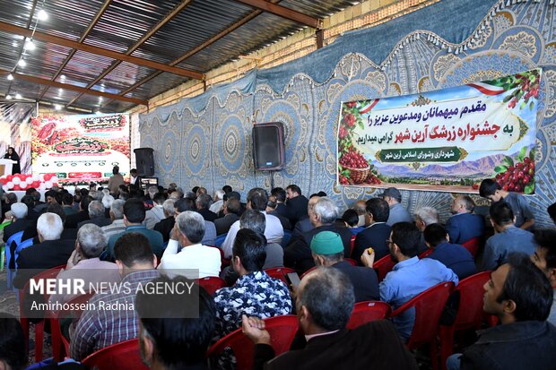 جشنواره <a href='https://sayeb.ir/tag/%d8%b2%d8%b1%d8%b4%da%a9'></div>زرشک</a> در قائنات