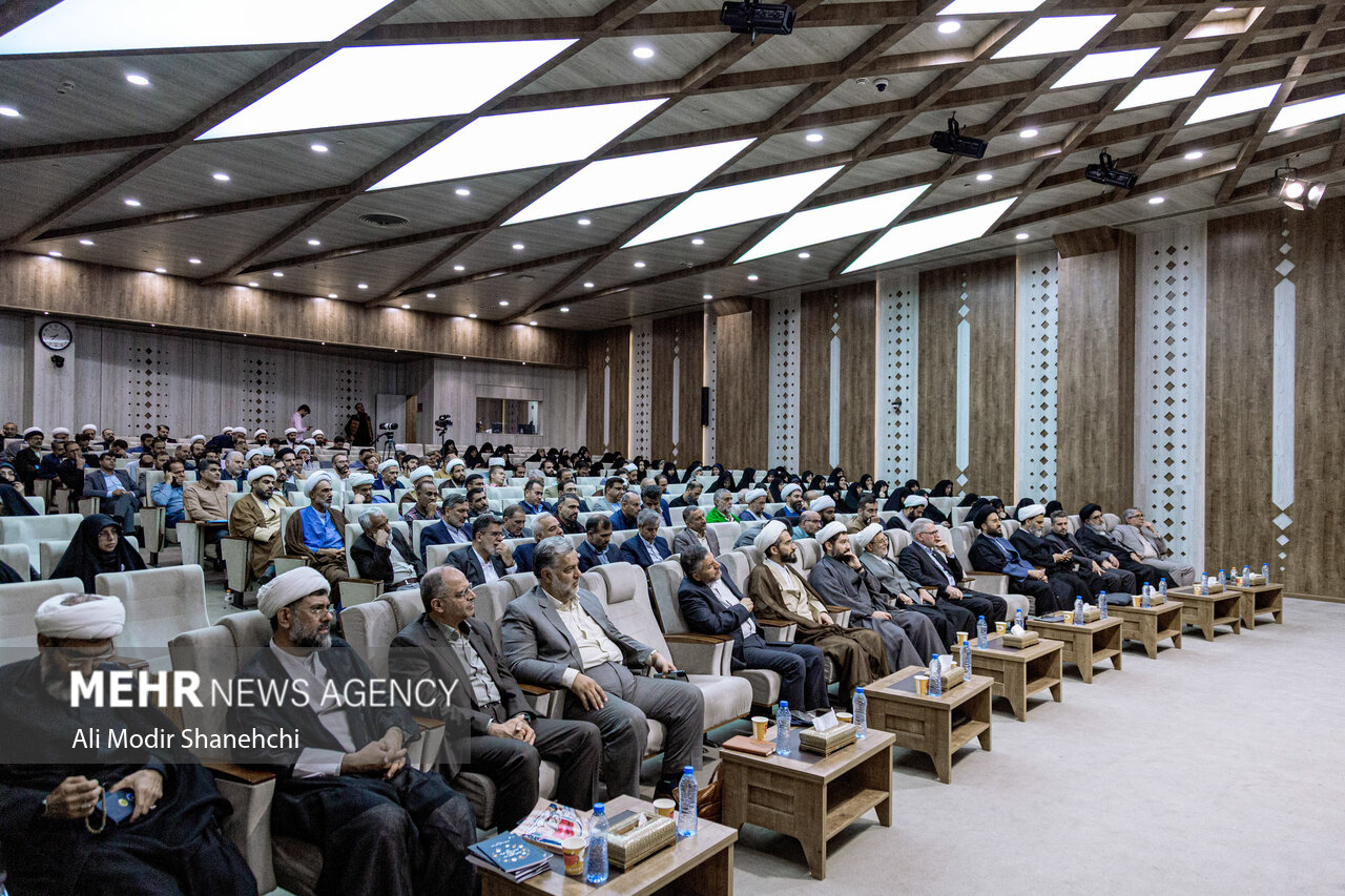 گرامیداشت دانش آموزان و معلمان شهید در اجلاس مدیران مدارس صدرا