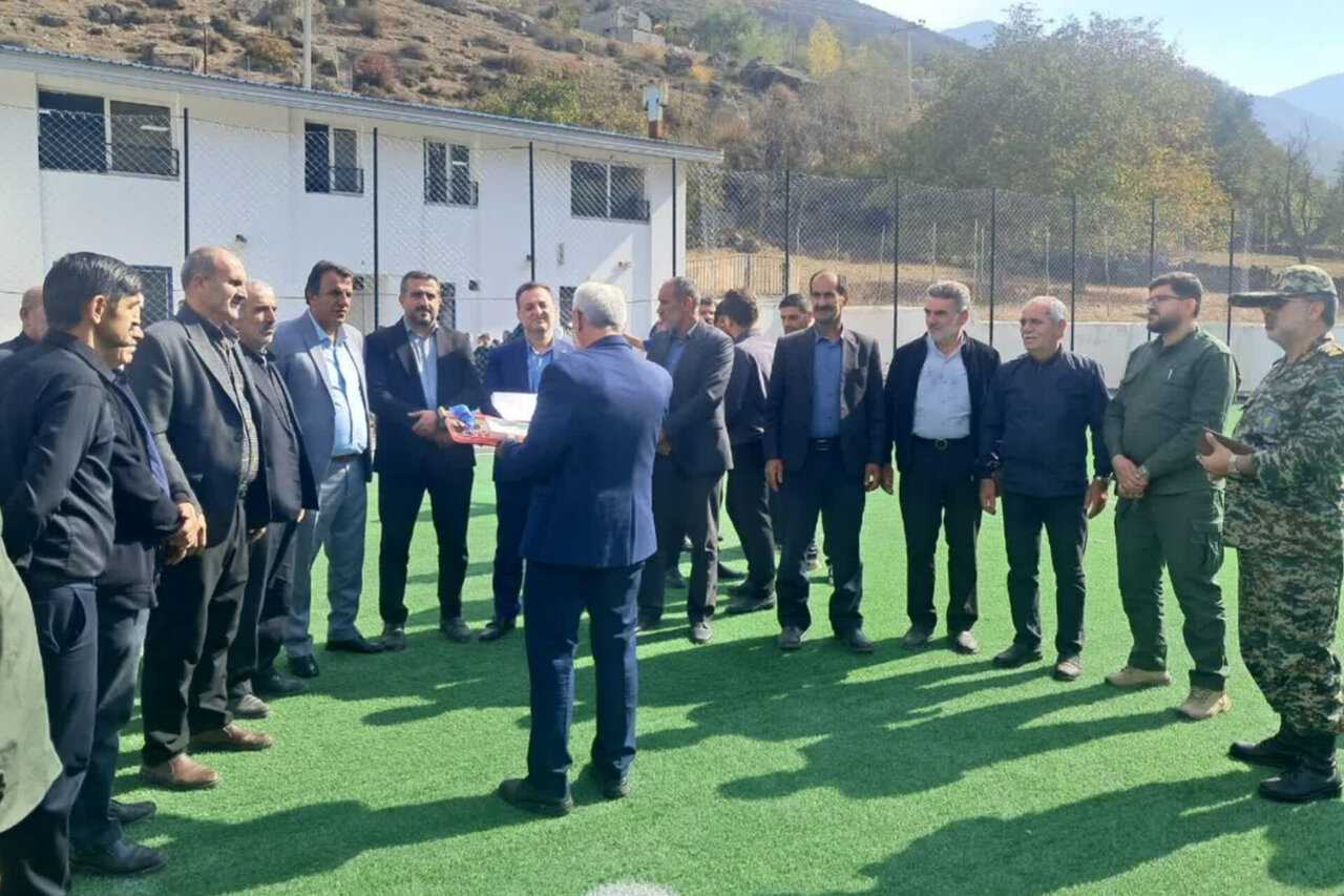 زمین چمن مصنوعی مدرسه روستای ورازان بلده به بهرهبرداری رسید
