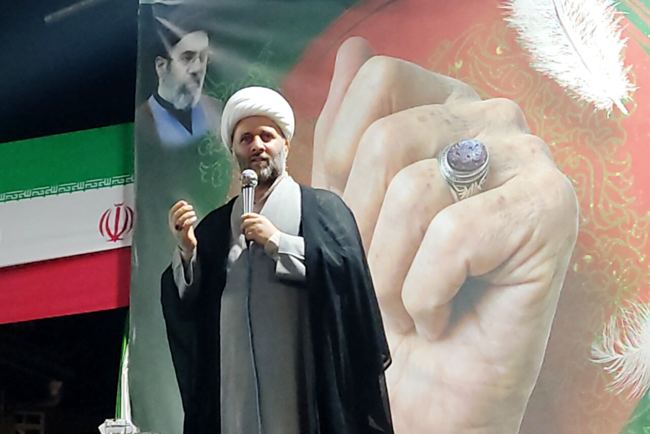 حجت الاسلام اختردانش: ملت ایران مقابل تهدیدها عقب نشینی نمیکند