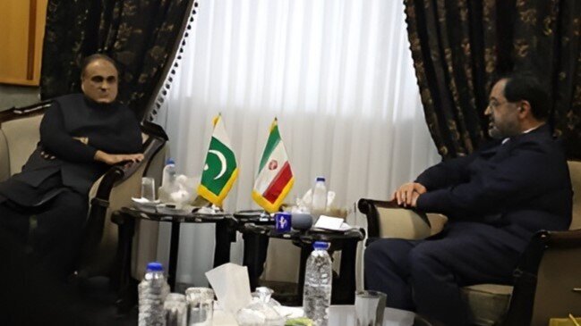 ایران میں پاکستانی سفیر کی قم المقدسہ کے گورنر سے ملاقات؛ باہمی امور پر تبادلہ خیال