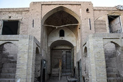 کاروانسرای کوزه گران کرمان ترک خورد؛ بنای تاریخی محل تجمع معتادان