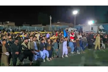 حضور بچه‌های زاهدانی در زمین چمن کریم آباد برای تماشای فوتبال