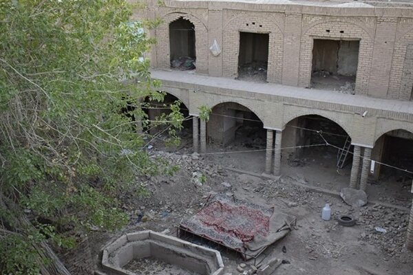 کاروانسرای کوزه گران کرمان ترک خورد؛ بنای تاریخی محل تجمع معتادان