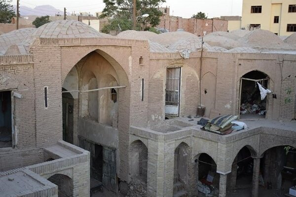 کاروانسرای کوزه گران کرمان ترک خورد؛ بنای تاریخی محل تجمع معتادان
