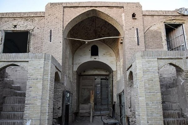 کاروانسرای کوزه گران کرمان ترک خورد؛ بنای تاریخی محل تجمع معتادان