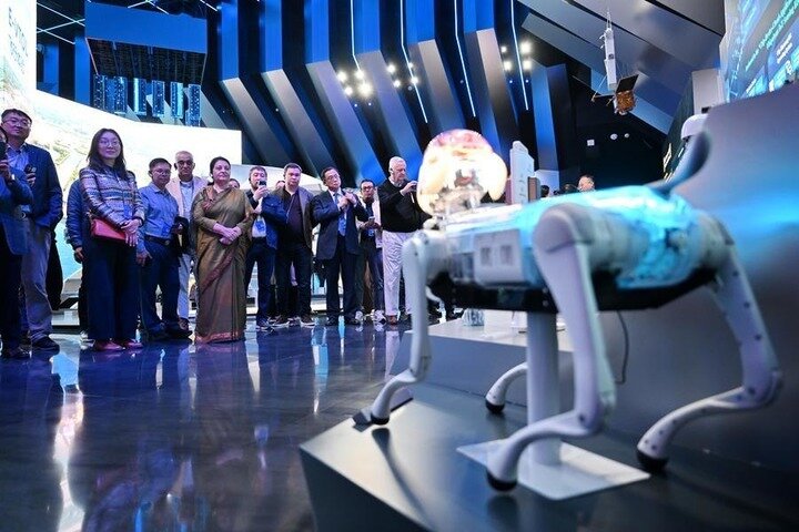 Global Governance Forum Participants visit Chinese city