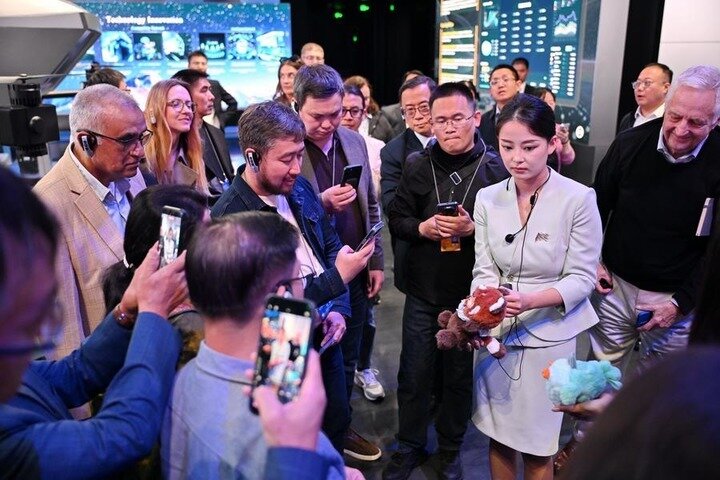 Global Governance Forum Participants visit Chinese city