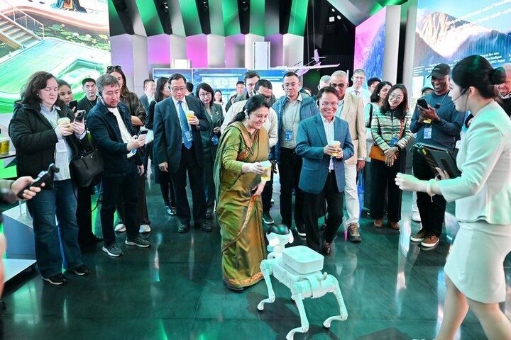 Global Governance Forum Participants visit Chinese city