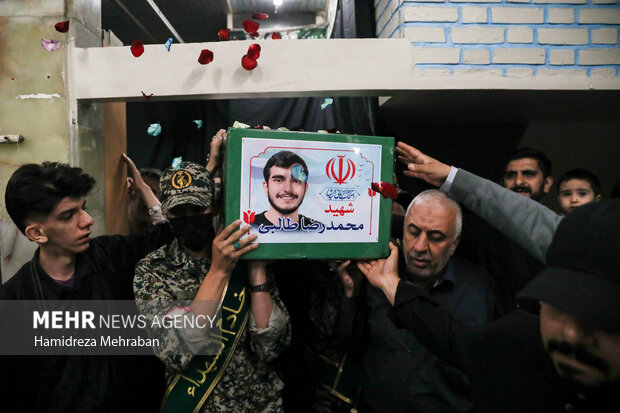 وداع با پیکر <a href='https://sayeb.ir/tag/%d8%b4%d9%87%db%8c%d8%af'></div>شهید</a> «محمدرضا طالبی» در مسجد خرقانی
