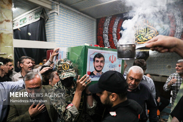 وداع با پیکر <a href='https://sayeb.ir/tag/%d8%b4%d9%87%db%8c%d8%af'></div>شهید</a> «محمدرضا طالبی» در مسجد خرقانی