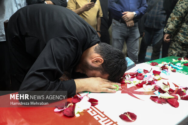 وداع با پیکر <a href='https://sayeb.ir/tag/%d8%b4%d9%87%db%8c%d8%af'></div>شهید</a> «محمدرضا طالبی» در مسجد خرقانی