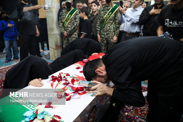 وداع با پیکر <a href='https://sayeb.ir/tag/%d8%b4%d9%87%db%8c%d8%af'></div>شهید</a> «محمدرضا طالبی» در مسجد خرقانی