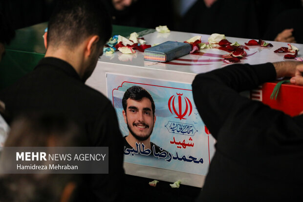 وداع با پیکر <a href='https://sayeb.ir/tag/%d8%b4%d9%87%db%8c%d8%af'></div>شهید</a> «محمدرضا طالبی» در مسجد خرقانی