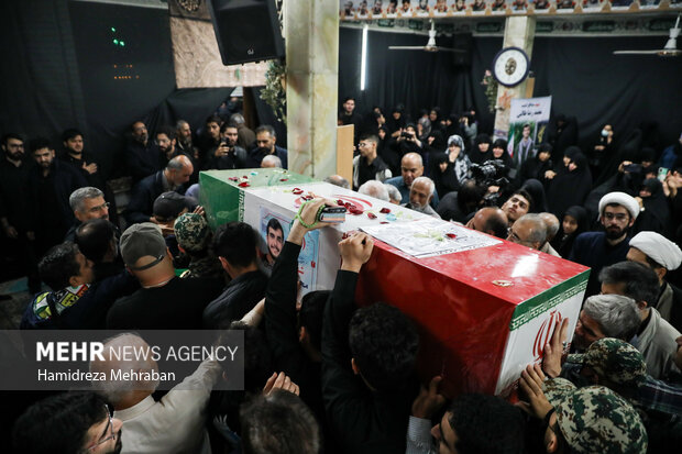 وداع با پیکر <a href='https://sayeb.ir/tag/%d8%b4%d9%87%db%8c%d8%af'></div>شهید</a> «محمدرضا طالبی» در مسجد خرقانی