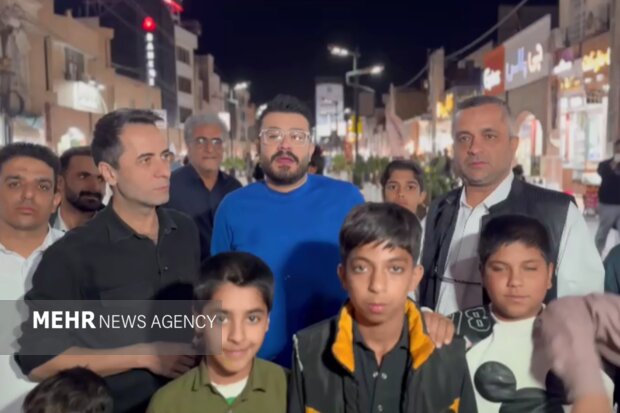 گفتگوی مجری تلویزیون با مردم در بازار رسولی زاهدان