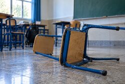 پرتاب صندلی در مدرسه لوشان به مصدومیت دانش‌آموز انجامید