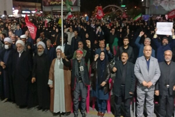 موج ۲۴۰ اجتماع شبانه سنندج با شعارهای ضدآمریکایی و ضداسرائیلی