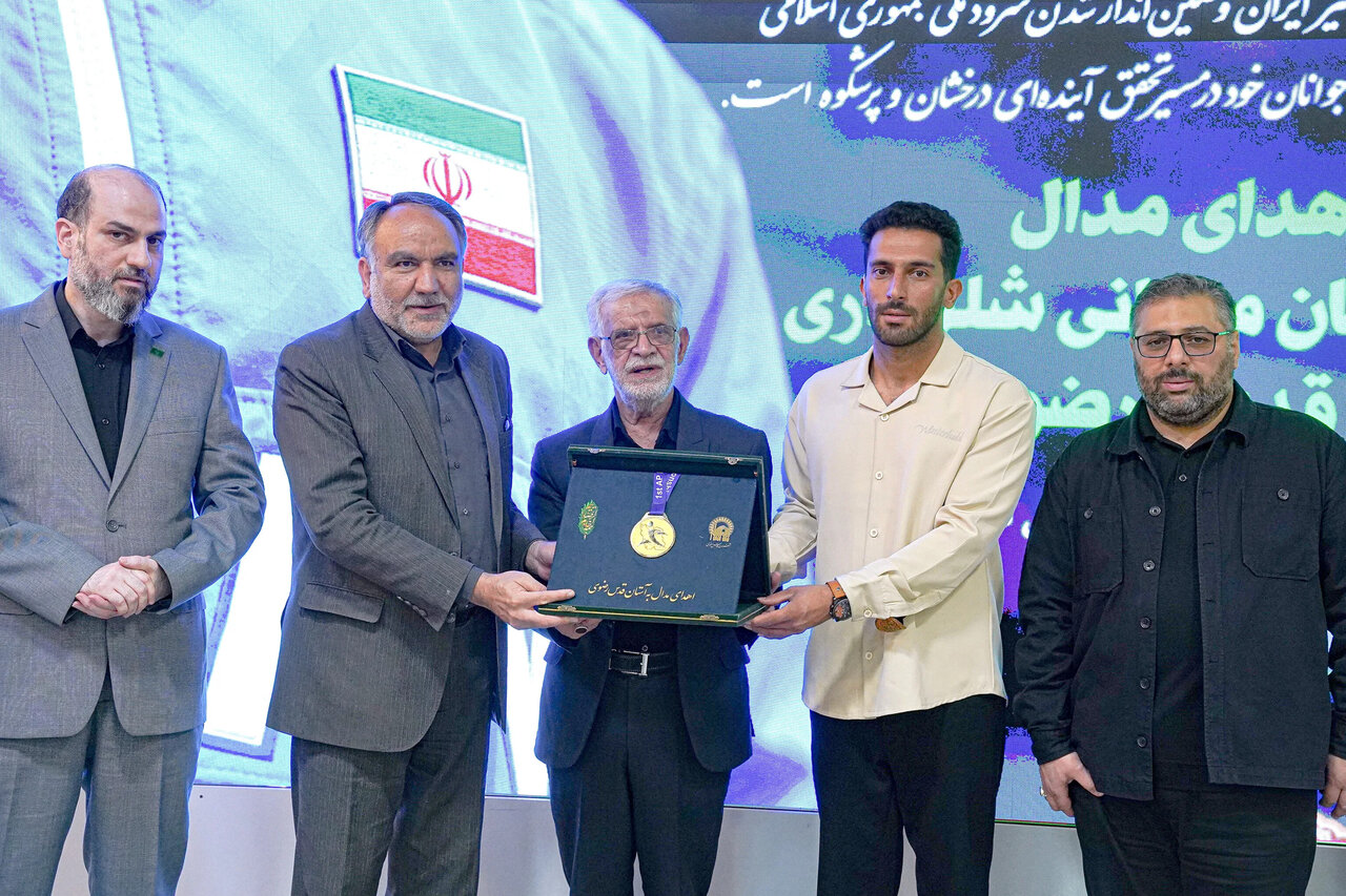 اهدای مدال طلای قهرمان آسیایی دوومیدانی ناشنوایان به حرم مطهر رضوی
