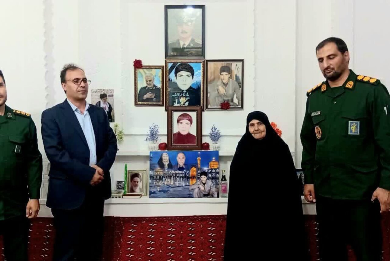 حیدری:دیدار با خانواده‌های شهدا بیانگر پاسداشت فرهنگ ایثار و شهادت است