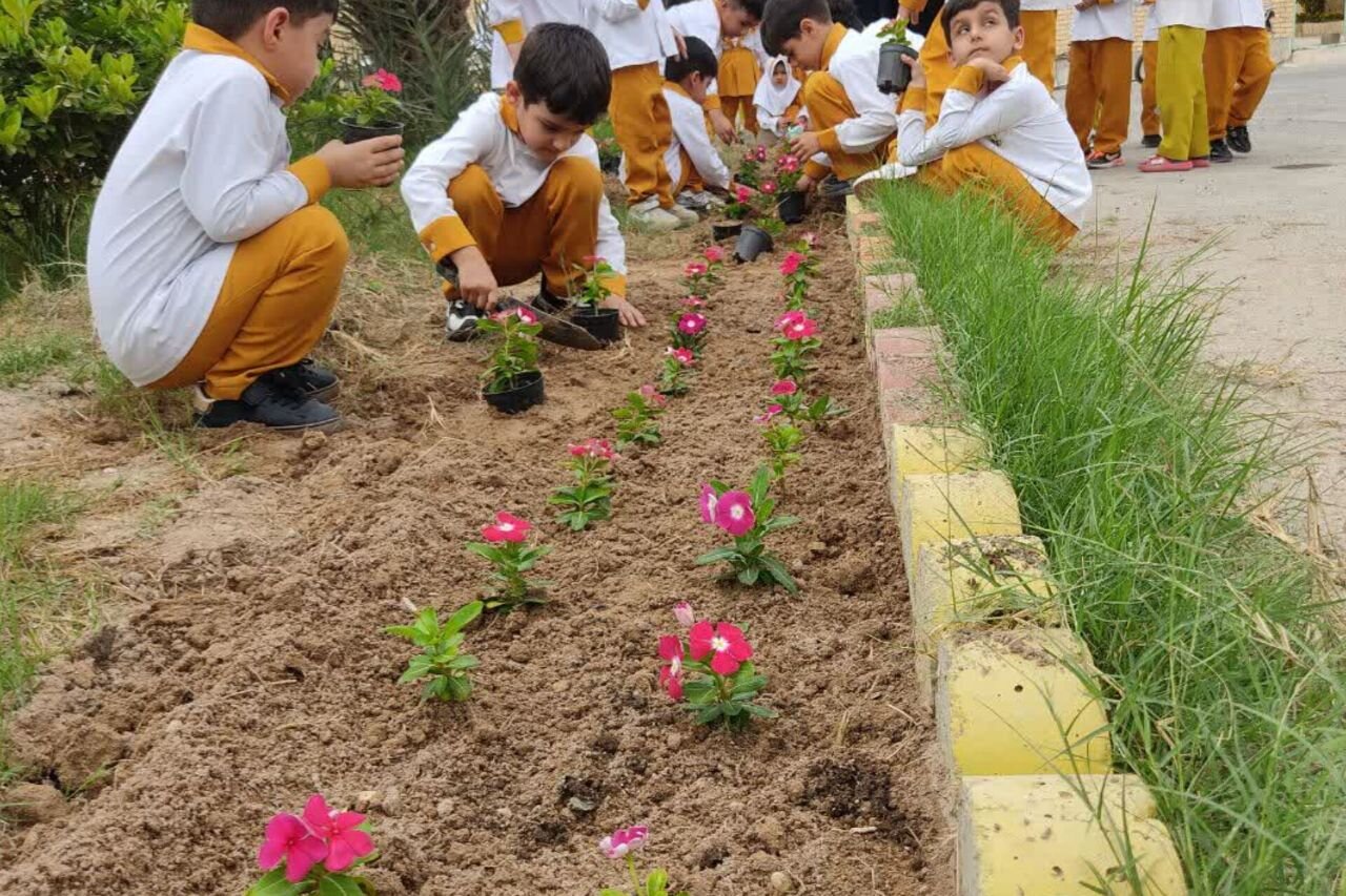 کاشت گل به یاد ۱۶۸ دانش‌آموز شهید میناب در گناوه