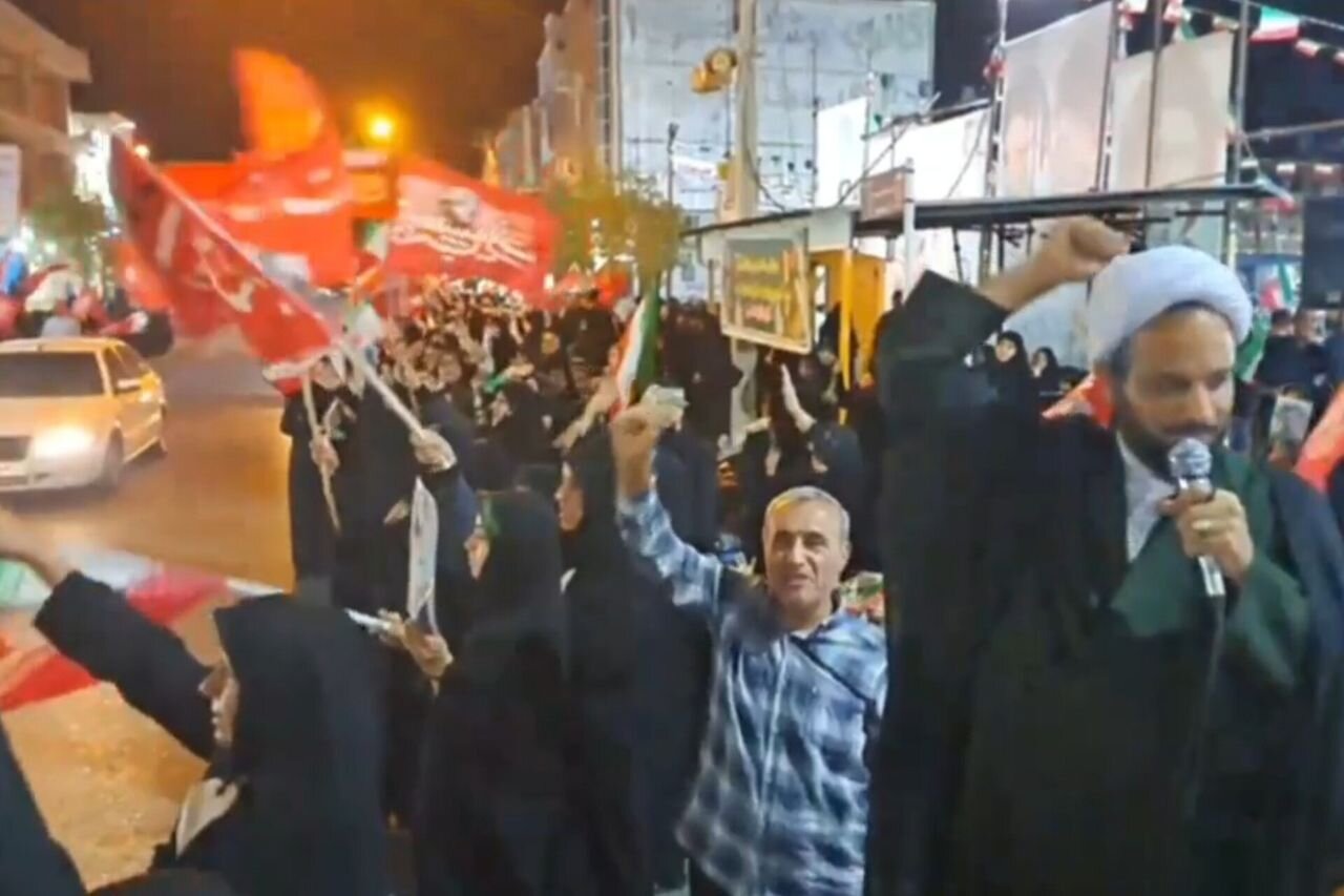 اجتماع حماسی مردم خورموج در شب۲۴۱