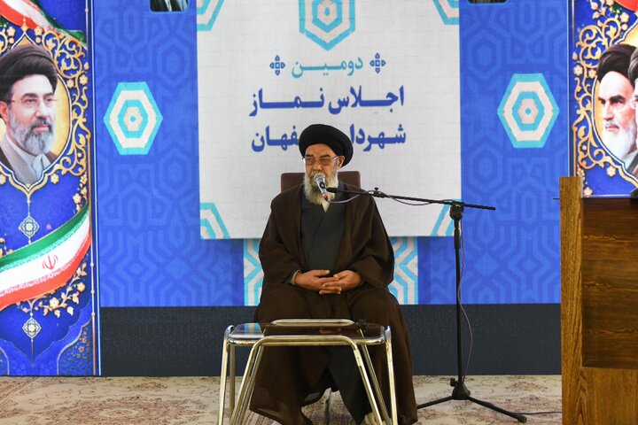 امام جمعه اصفهان: مطالبه‌گری برای اصلاح امور باشد