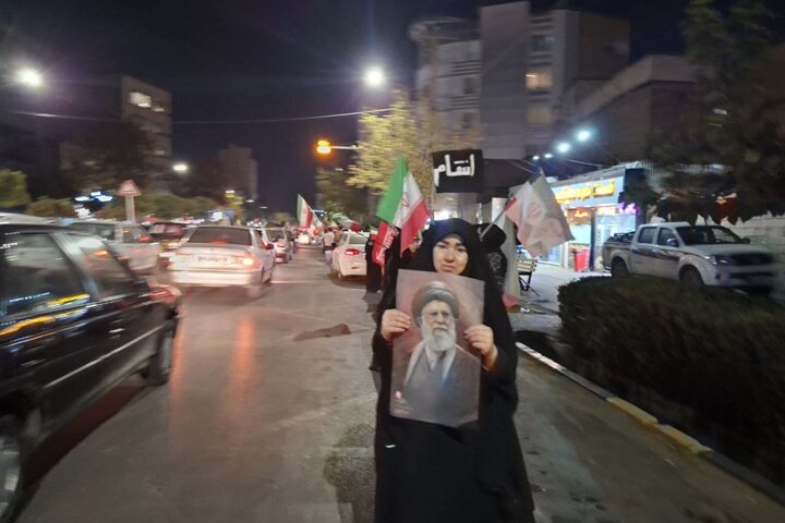 تشکیل زنجیره انسانی در تجمعات شبانه مشهد